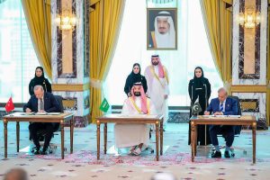 LKS 20260807 This handout photograph taken and released by Pakistan's Prime Minister's Office on August 7, 2026 shows Saudi Crown Prince Mohammed bin Salman (C), Turkish President Recep Tayyip Erdogan (L) and Pakistani Prime Minister Shehbaz Sharif signing the Mecca Joint Defence Agreement in Mecca, Saudi Arabia. Saudi Arabia, Turkey and Pakistan signed a joint defence agreement on August 7 amid violence in the region from Houthi attacks and the US-Iran war. (Photo by Handout / Pakistan Prime Minister's Office / AFP) / RESTRICTED TO EDITORIAL USE - MANDATORY CREDIT "AFP PHOTO /Pakistan Prime Minister's Office/ HANDOUT /  " - NO MARKETING NO ADVERTISING CAMPAIGNS - DISTRIBUTED AS A SERVICE TO CLIENTS, AFP / LEHTIKUVA / HANDOUT